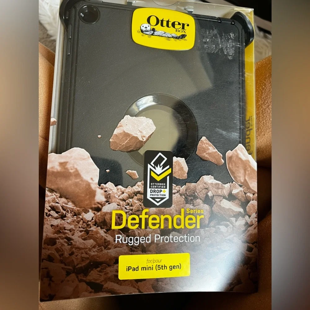BRAND NEW IN BOX - Otterbox Defender case iPad mini (5th generation)